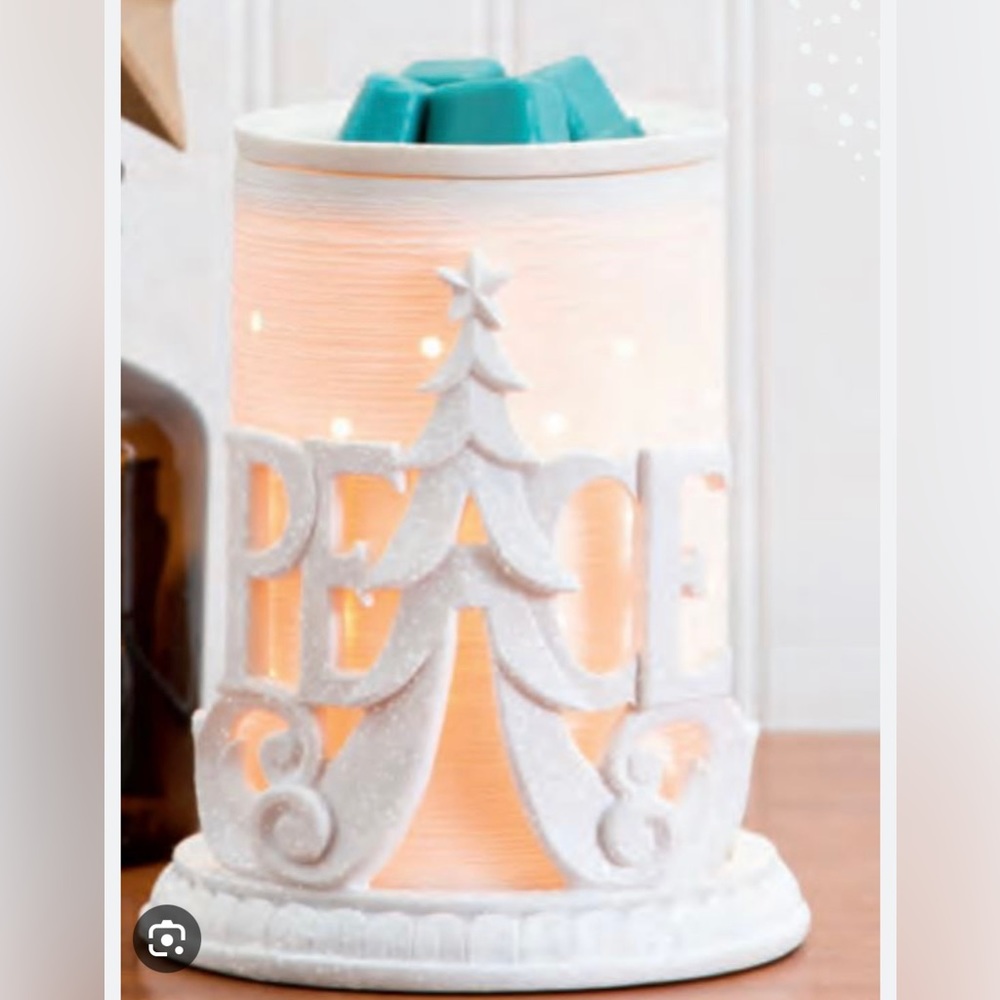 Scentsy Etched Core white wax warmer with 3 wraps